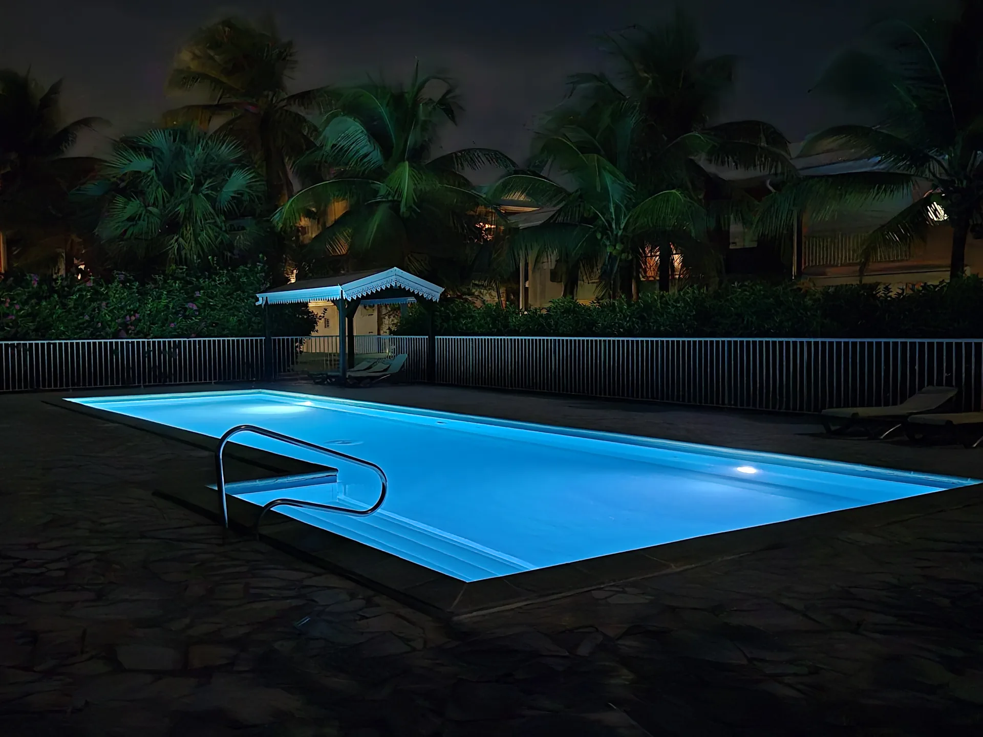 Piscine de la résidence la nuit