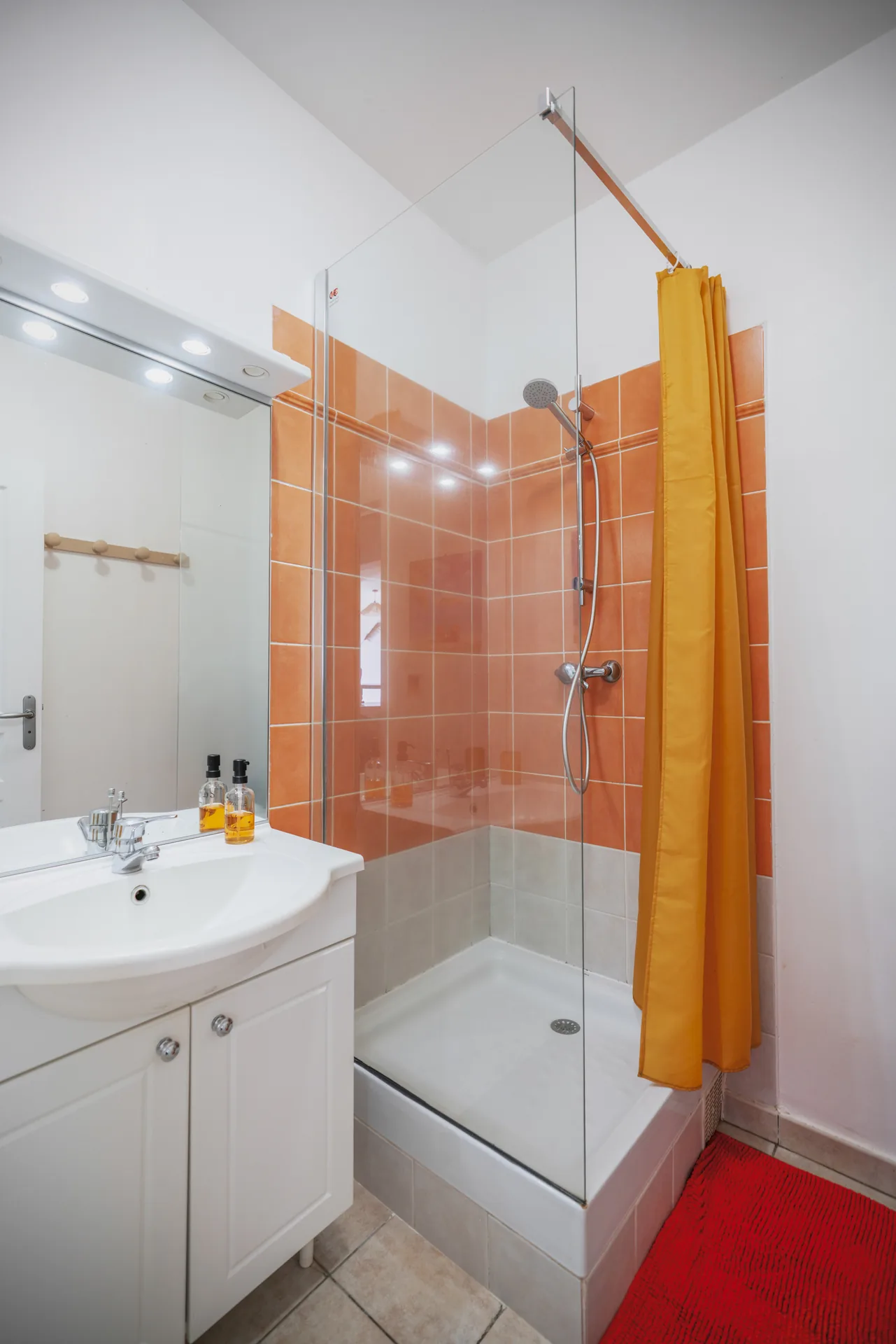 Salle d’eau claire avec douche
