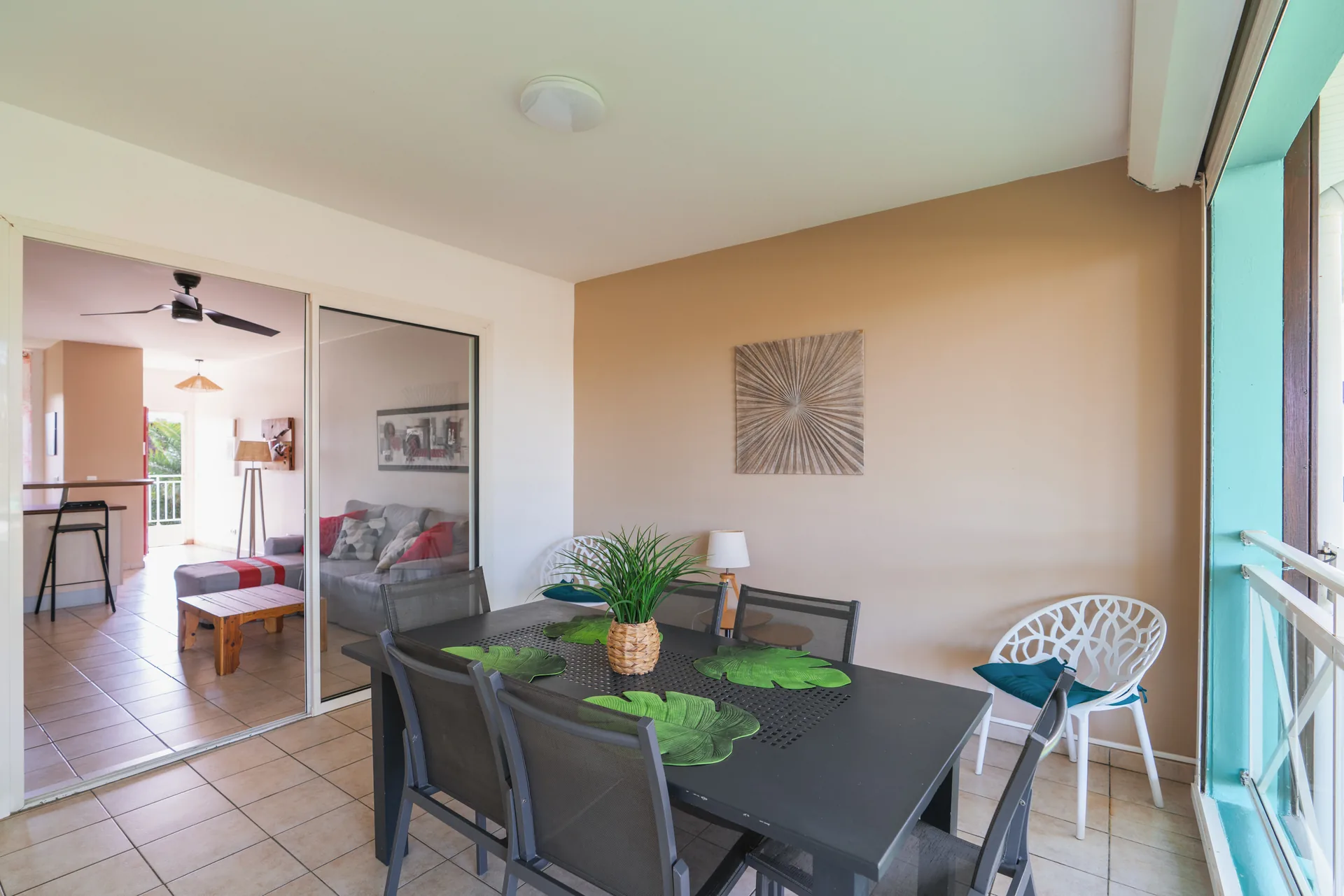 Espace repas sur la terrasse couverte