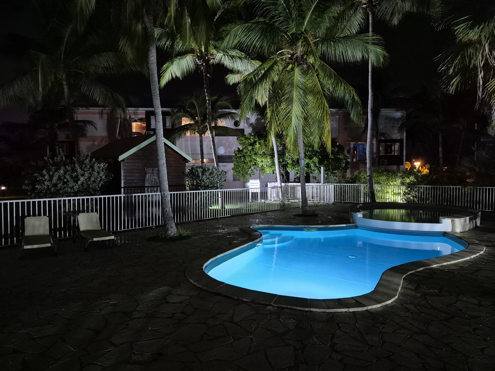 Piscine illuminée le soir