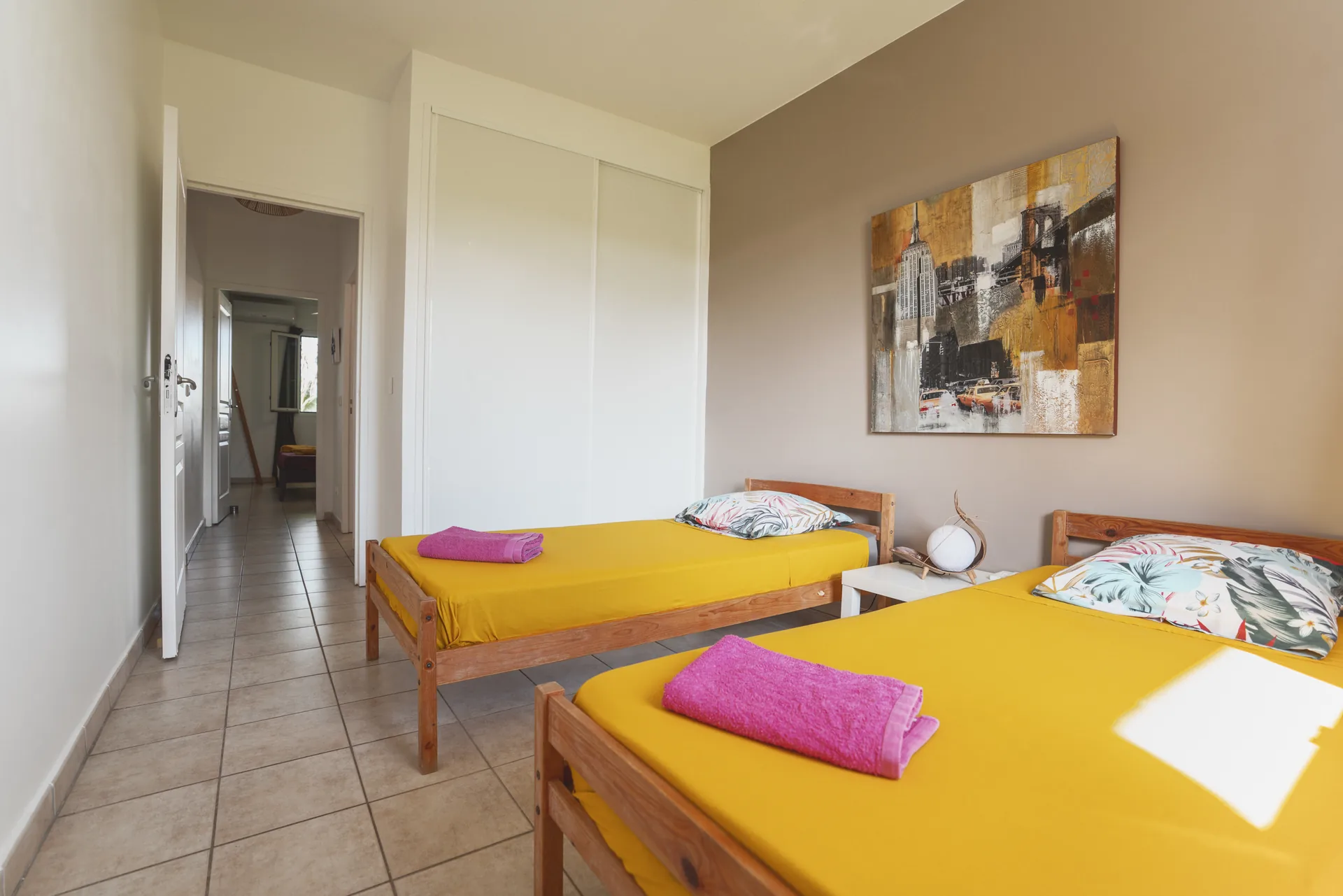 Chambre avec deux lits simples