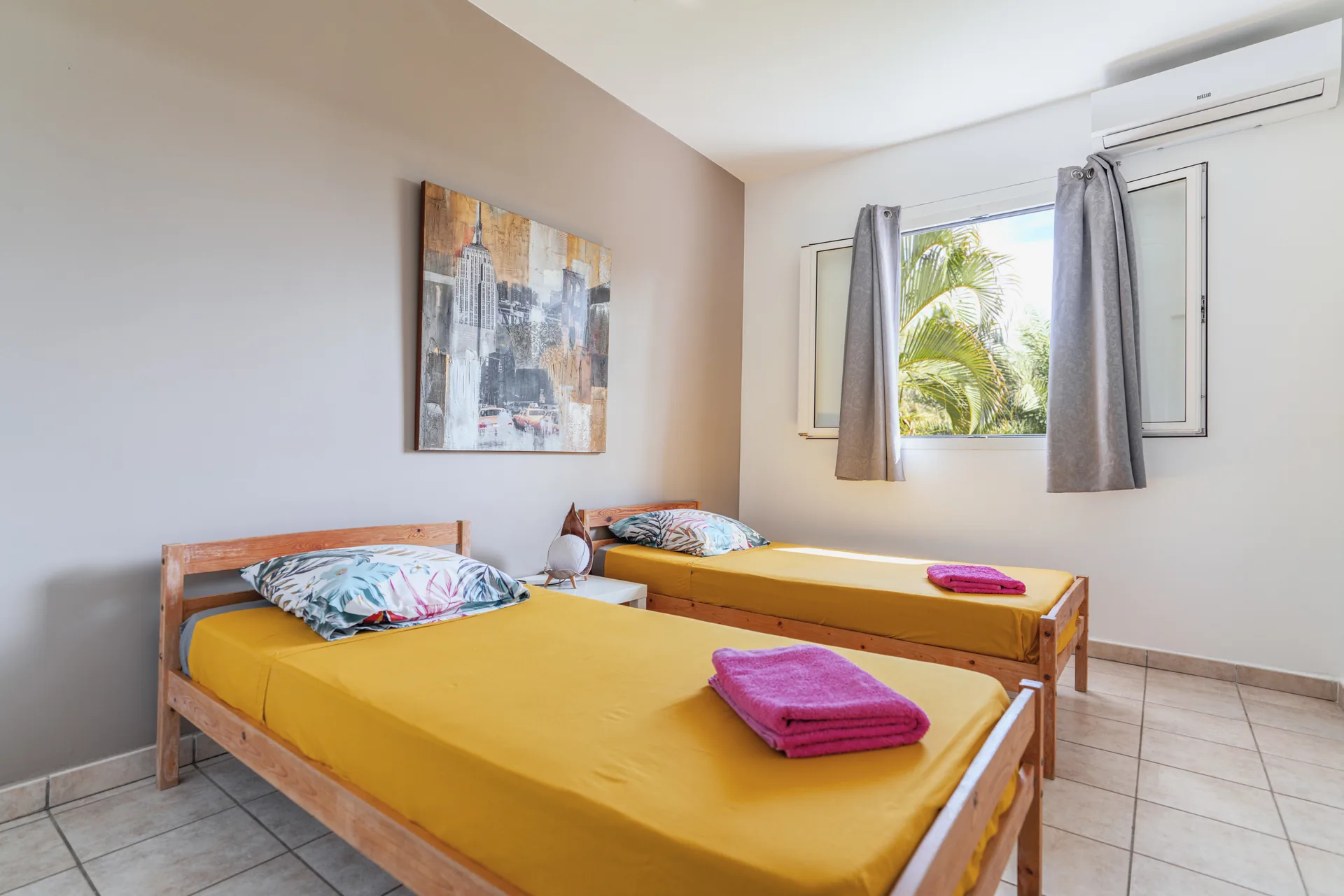 Chambre claire avec deux lits