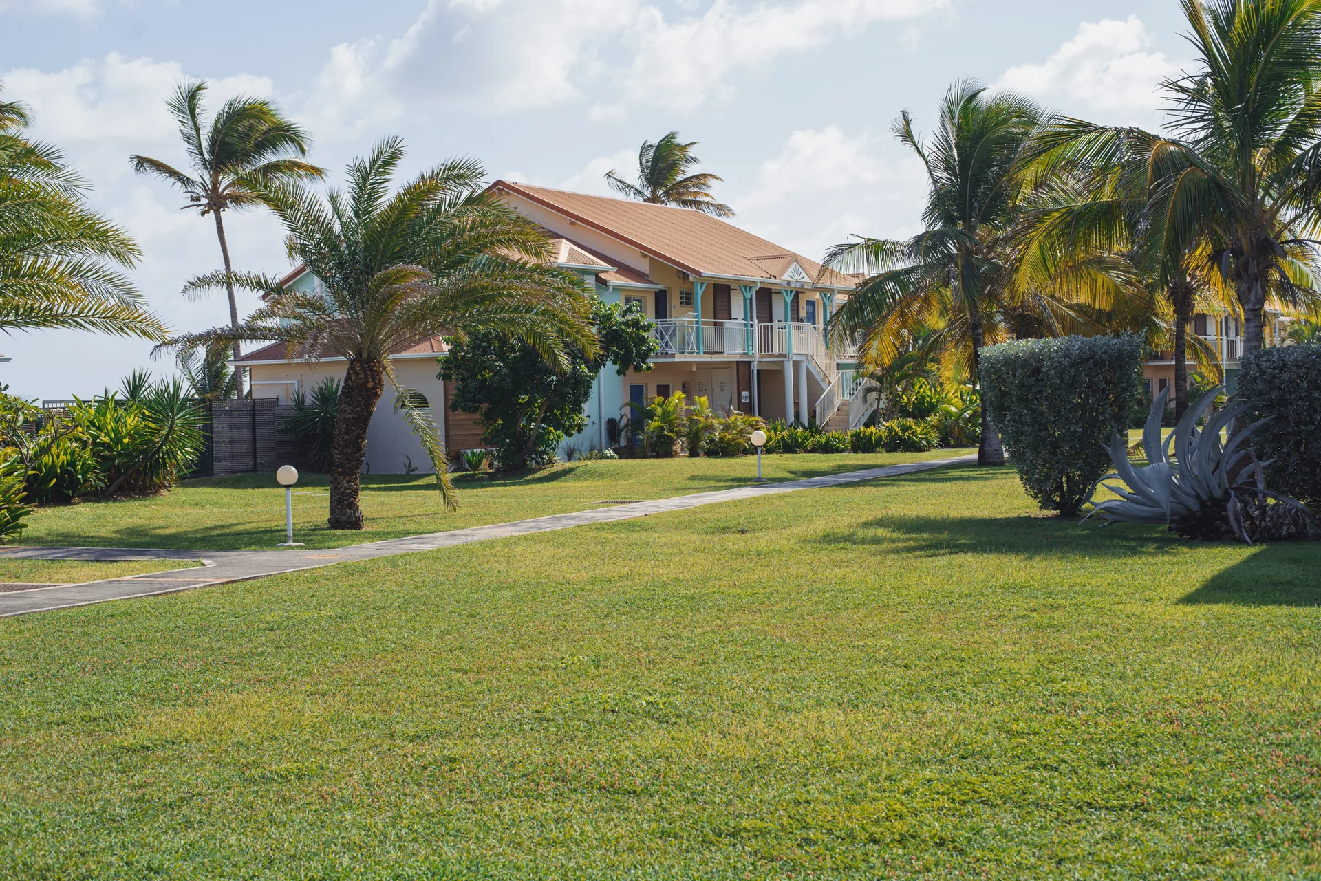 Pelouse et villas de Crystal Beach