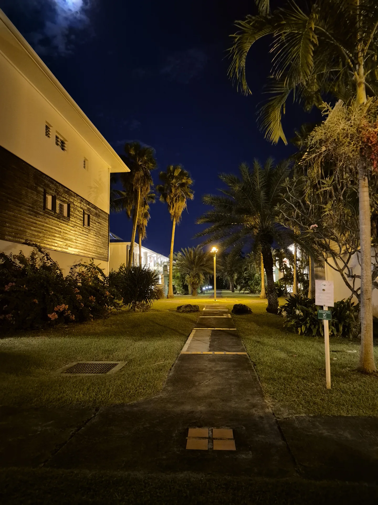 Allée éclairée de la résidence la nuit