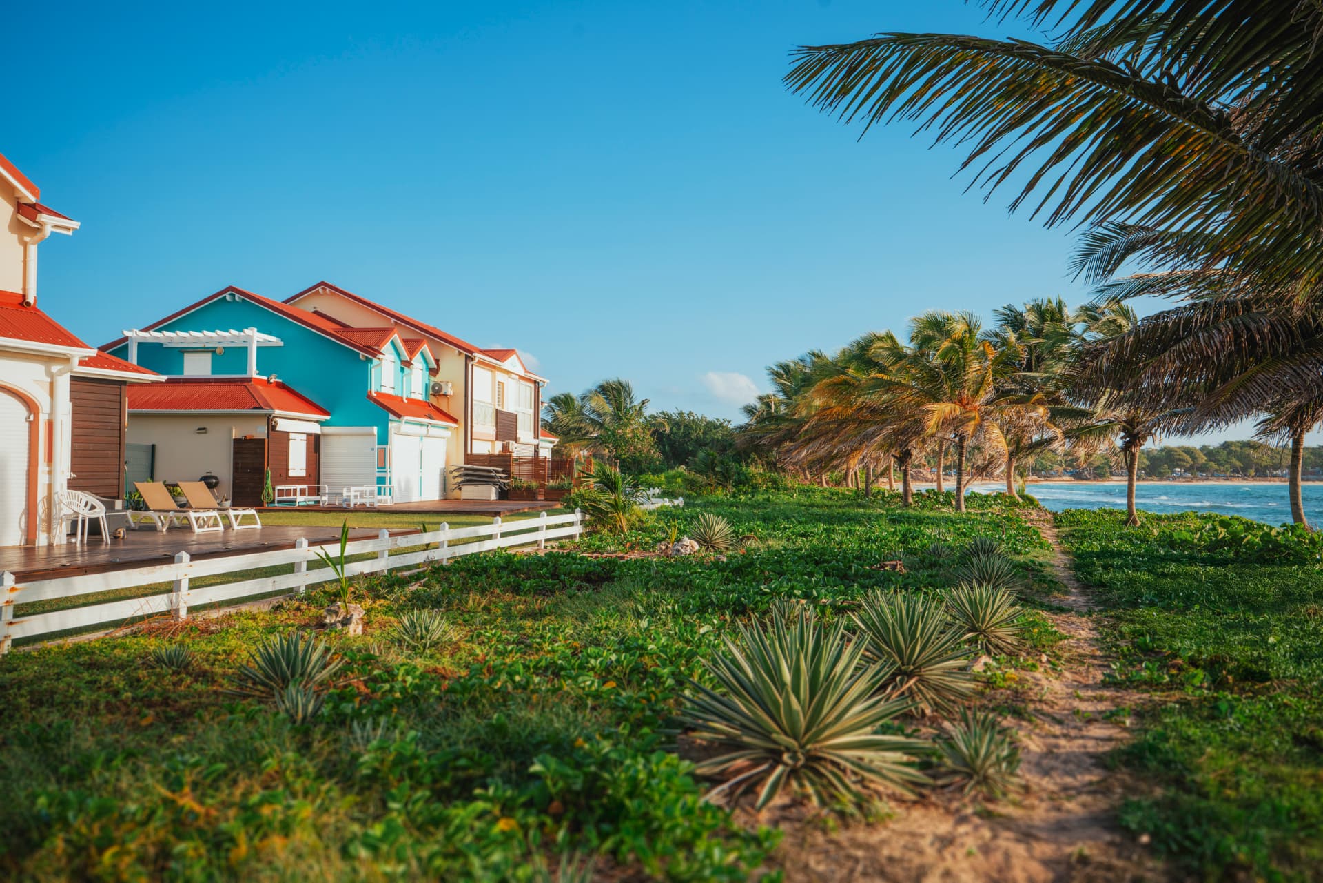 Villas de la résidence et allée vers la plage